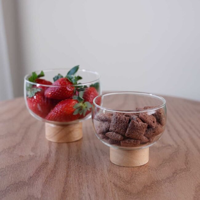 Small glass hostesses with wooden base - Image 2