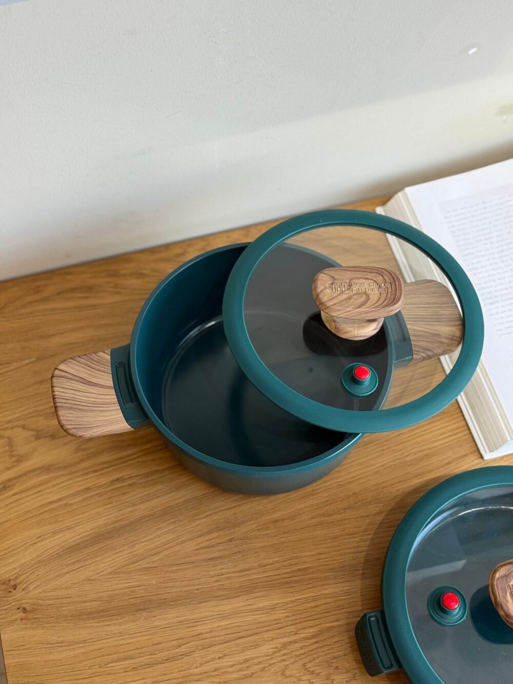 ⁦Non-Stick Cooking Pot with Glass Lid⁩ - الصورة ⁦3⁩