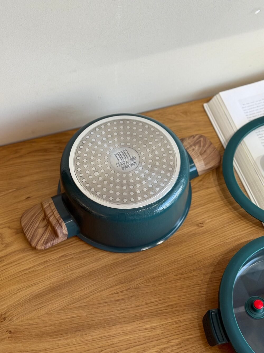 ⁦Non-Stick Cooking Pot with Glass Lid⁩ - الصورة ⁦4⁩