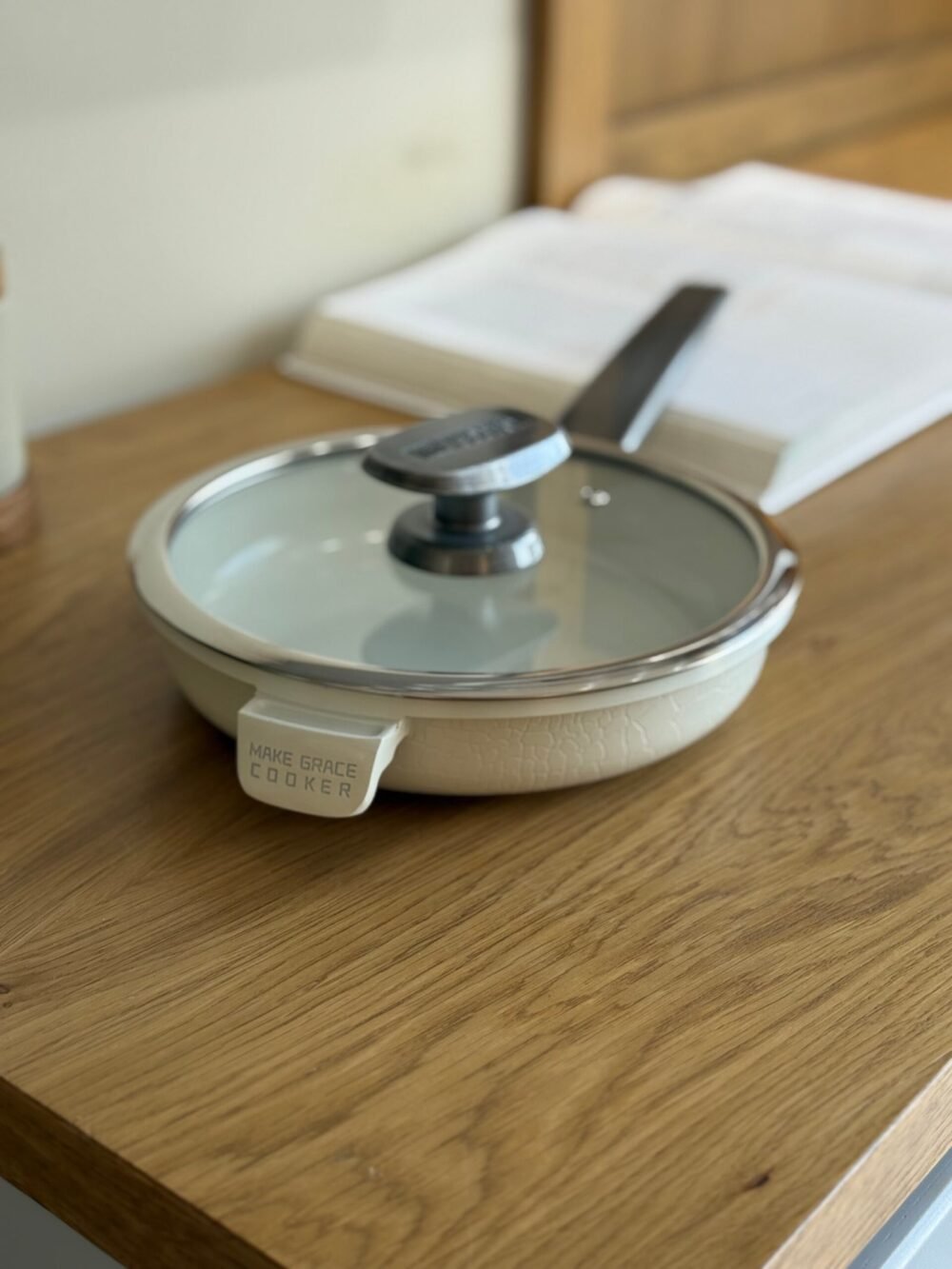 ⁦Non-Stick Frying Pan with Glass Lid and Wooden Handle⁩ - الصورة ⁦2⁩