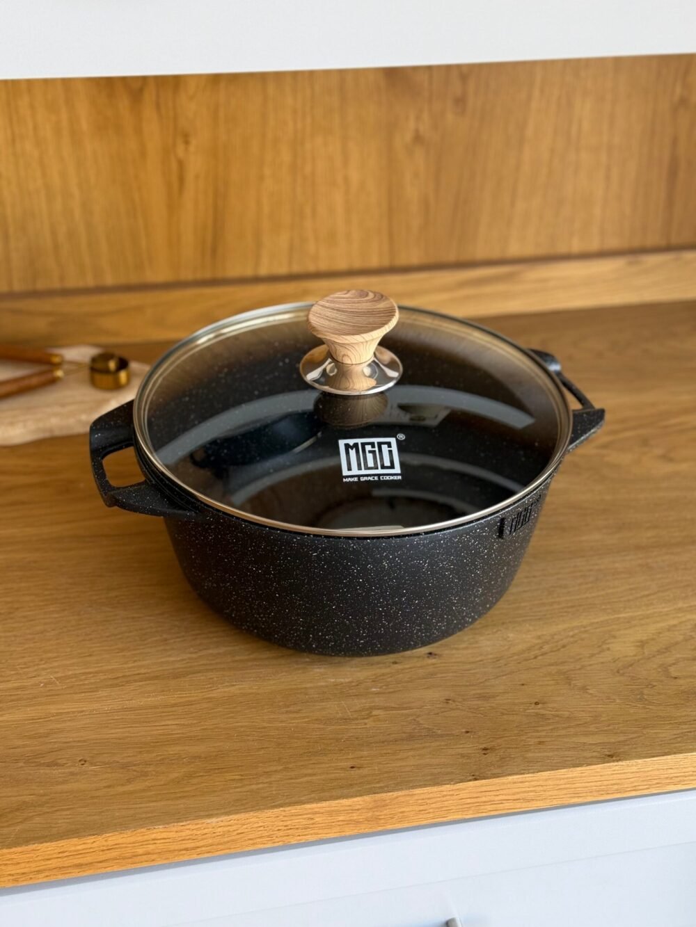 Granite Cooking Pot with Glass Lid and Side Handles - 6.6 Liters - Image 1