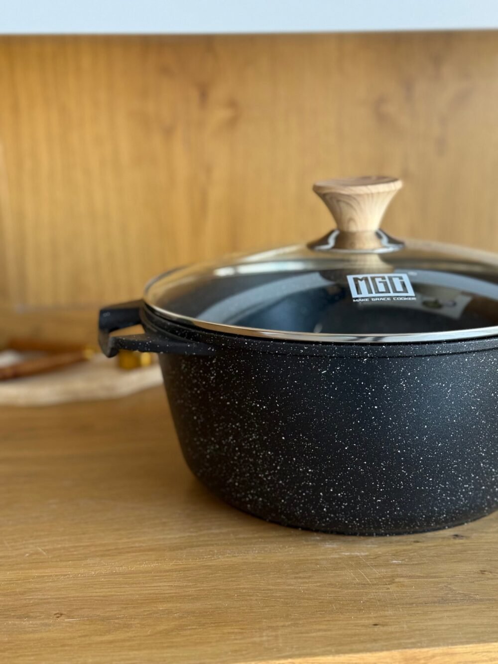 Granite Cooking Pot with Glass Lid and Side Handles - 6.6 Liters - Image 2