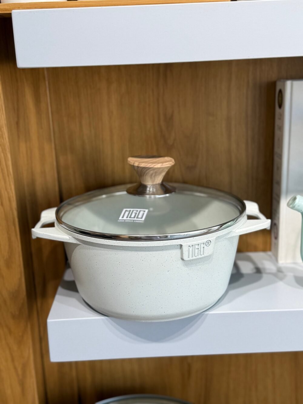 Granite Cooking Pot with Glass Lid and Side Handles - 4.3 Liters - Image 1