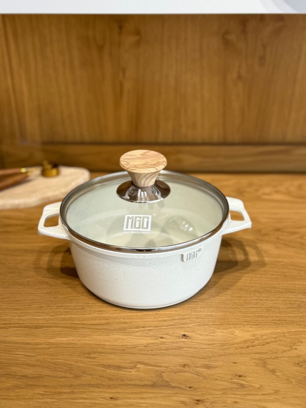 Granite Cooking Pot with Glass Lid and Side Handles - 2.5 Liters - Image 1