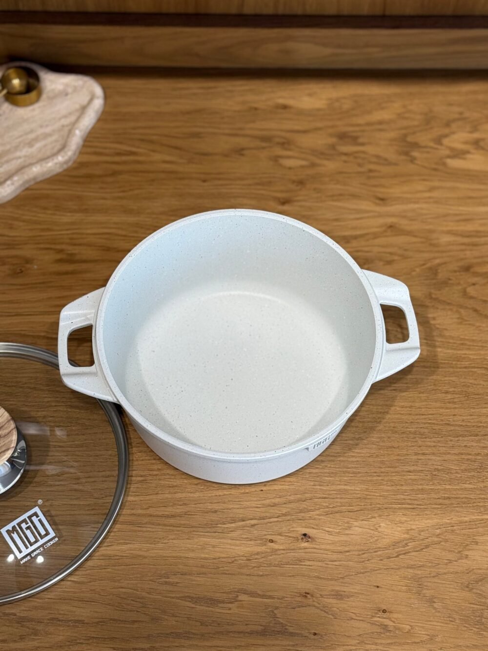 Granite Cooking Pot with Glass Lid and Side Handles - 2.5 Liters - Image 4