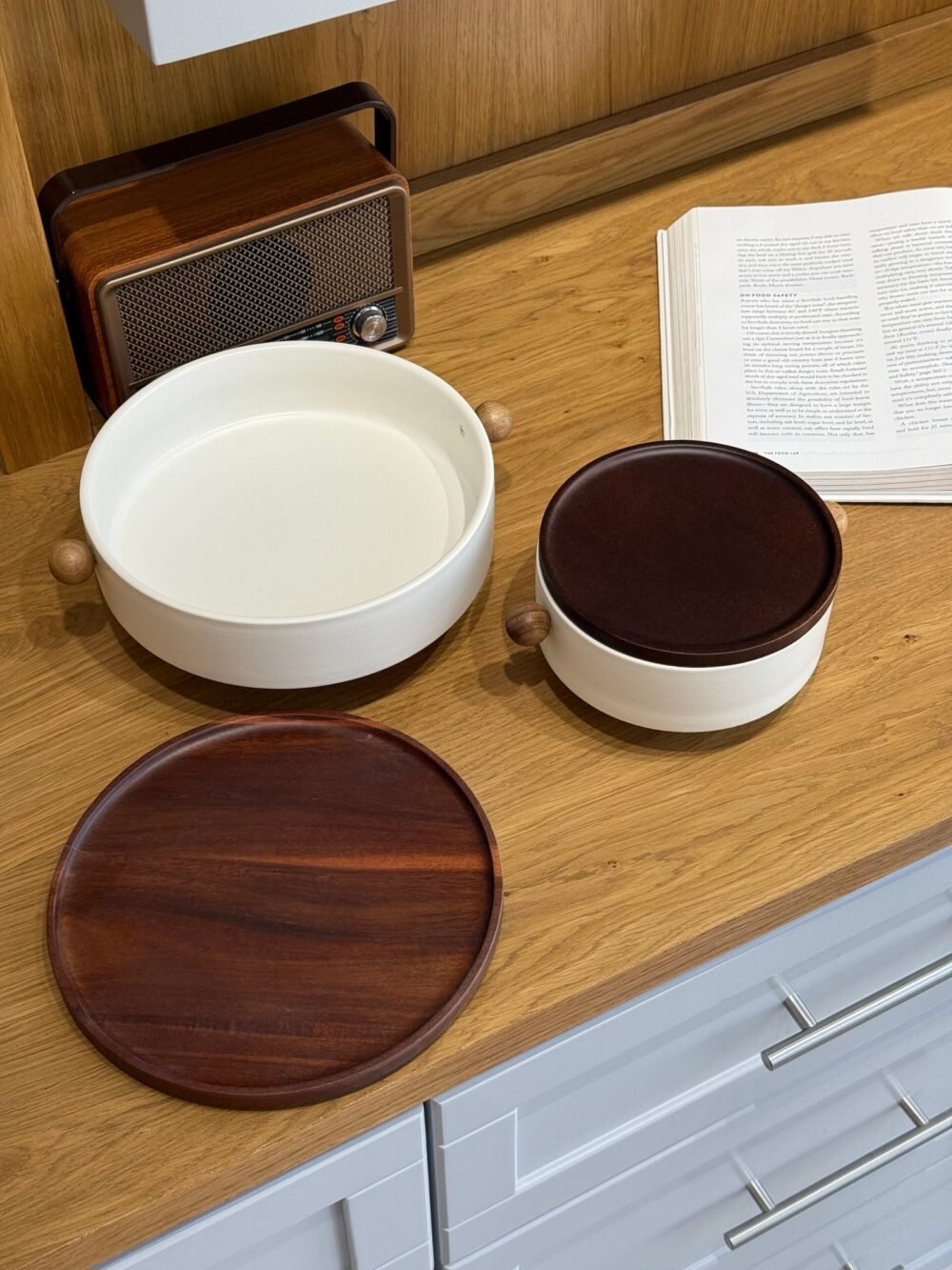 Small Wooden Lid Hospitality Container with Elegant Body - Image 4