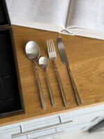 ⁦طقم أدوات مائدة 24 قطعة من الستانلس ستيل بالكامل - تصميم أنيق⁩ - الصورة ⁦3⁩