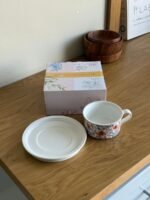 ⁦كوب شاي بورسلان بنقشة زهرية وردية مع صحن تقديم⁩ - الصورة ⁦2⁩