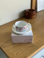 ⁦كوب شاي بورسلان بنقشة زهرية وردية مع صحن تقديم⁩ - الصورة ⁦3⁩