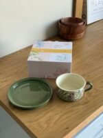 ⁦كوب شاي أخضر بنقشة زهرية مع صحن تقديم⁩ - الصورة ⁦2⁩