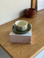 ⁦كوب شاي أخضر بنقشة زهرية مع صحن تقديم⁩ - الصورة ⁦3⁩