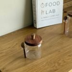 برطمان زجاج صغير  بغطاء خشبي ومعلقة