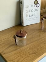 برطمان زجاج صغير  بغطاء خشبي ومعلقة