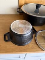 ⁦طقم قدور غير لاصق – 12 قطعة مع أغطية زجاجية + ملاعق سيليكون⁩ - الصورة ⁦6⁩