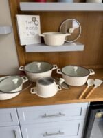 ⁦طقم قدور  غير لاصق – 12 قطعة مع أغطية زجاجية + ملاعق سيليكون⁩ - الصورة ⁦4⁩