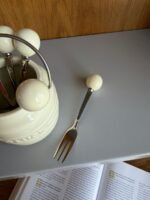 ⁦طقم شوك تقديم حلويات مع حامل خزفي – 6 قطع⁩ - الصورة ⁦3⁩