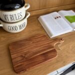 لوح تقديم وتقطيع خشب أكاسيا طبيعي – مقاس وسط