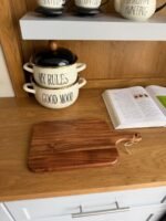 ⁦لوح تقديم وتقطيع خشب أكاسيا طبيعي – مقاس صغير⁩ - الصورة ⁦3⁩