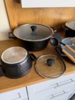 ⁦طقم قدور غير لاصق – 12 قطعة مع أغطية زجاجية + ملاعق سيليكون⁩ - الصورة ⁦2⁩