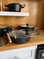 ⁦طقم قدور غير لاصق – 12 قطعة مع أغطية زجاجية + ملاعق سيليكون⁩ - الصورة ⁦3⁩