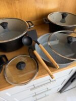 ⁦طقم قدور غير لاصق – 12 قطعة مع أغطية زجاجية + ملاعق سيليكون⁩ - الصورة ⁦4⁩