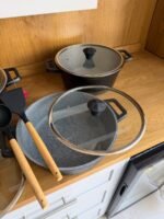 ⁦طقم قدور غير لاصق – 12 قطعة مع أغطية زجاجية + ملاعق سيليكون⁩ - الصورة ⁦5⁩