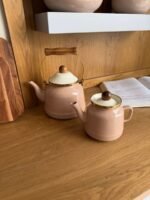 إبريقين شاي مع غطاء ومقبض خشبي