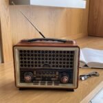 راديو كلاسيك محمول بتصميم خشبي أنيق