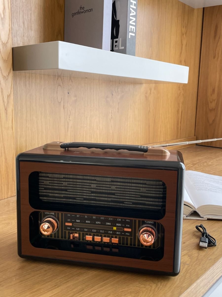 10 Portable Vintage Style Radio - Image 1