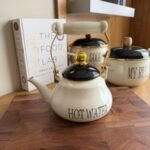 ابريق شاي مطلية بالمينا