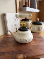 ابريق شاي مطلية بالمينا