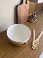 طبق تقديم خزفي  مع قاعدة خشبية