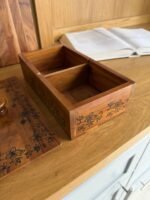 ⁦علبة خشبية صغيرة مقسمة مع غطاء مزخرف⁩ - الصورة ⁦3⁩