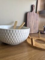 ⁦طبق تقديم خزفي  مع قاعدة خشبية⁩ - الصورة ⁦2⁩