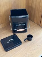 ⁦علبة مسحوق غسيل معدنية مع مكيال⁩ - الصورة ⁦2⁩