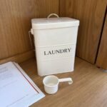 علبة مسحوق غسيل معدنية مع مكيال