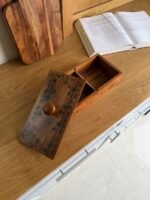 ⁦علبة خشبية صغيرة مقسمة مع غطاء مزخرف⁩ - الصورة ⁦4⁩