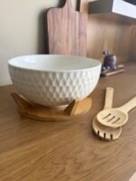 ⁦طبق تقديم خزفي  مع قاعدة خشبية⁩ - الصورة ⁦3⁩