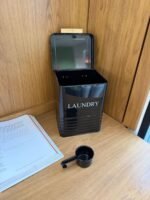 ⁦علبة مسحوق غسيل معدنية مع مكيال⁩ - الصورة ⁦2⁩