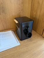 ⁦علبة مسحوق غسيل معدنية مع مكيال⁩ - الصورة ⁦3⁩