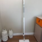 ممسحة مسطحة برشاش ماء مع خزان مدمج ومقبض قابل للتمديد