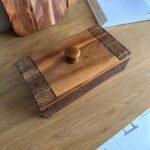 علبة خشبية صغيرة مقسمة مع غطاء مزخرف