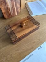 علبة خشبية صغيرة مقسمة مع غطاء مزخرف