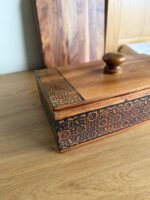 ⁦علبة خشبية صغيرة مقسمة مع غطاء مزخرف⁩ - الصورة ⁦2⁩