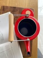 ⁦ابريق شاي مطلية بالمينا مع مقبض خشبي⁩ - الصورة ⁦2⁩