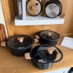 طقم طناجر جرانيت مع أغطية زجاج ومقابض خشبية