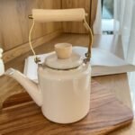 ابريق شاي مطلية بالمينا  مع مقبض خشبي