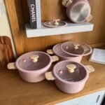 طقم طناجر جرانيت مع أغطية زجاج ومقابض خشبية