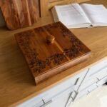 علبة خشبية متعددة الأقسام مع غطاء مزخرف