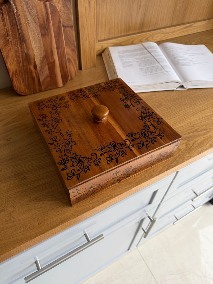 2 علبة خشبية متعددة الأقسام مع غطاء مزخرف - الصورة 1